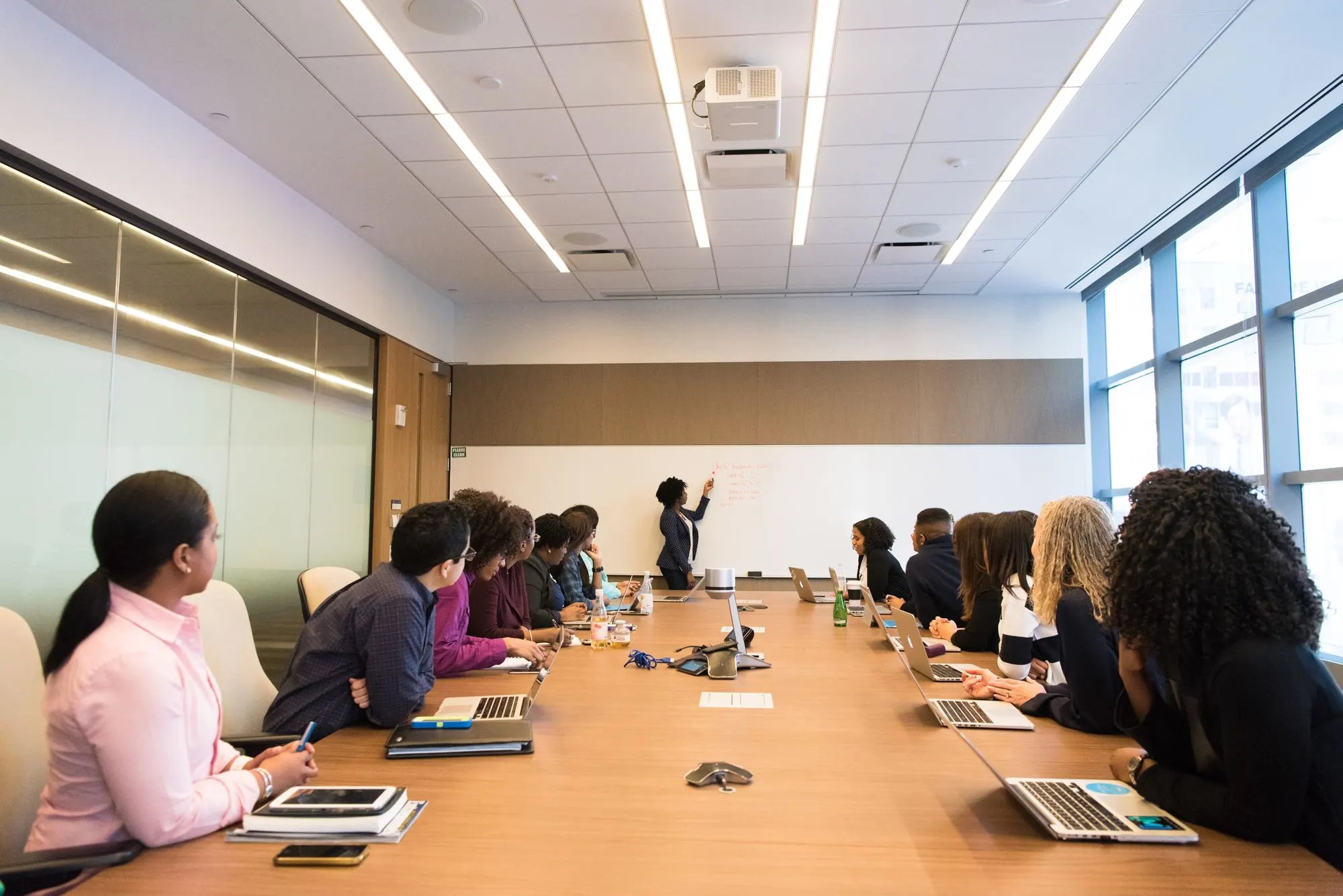 Formação com profissionais da rede pública em sala de treinamento