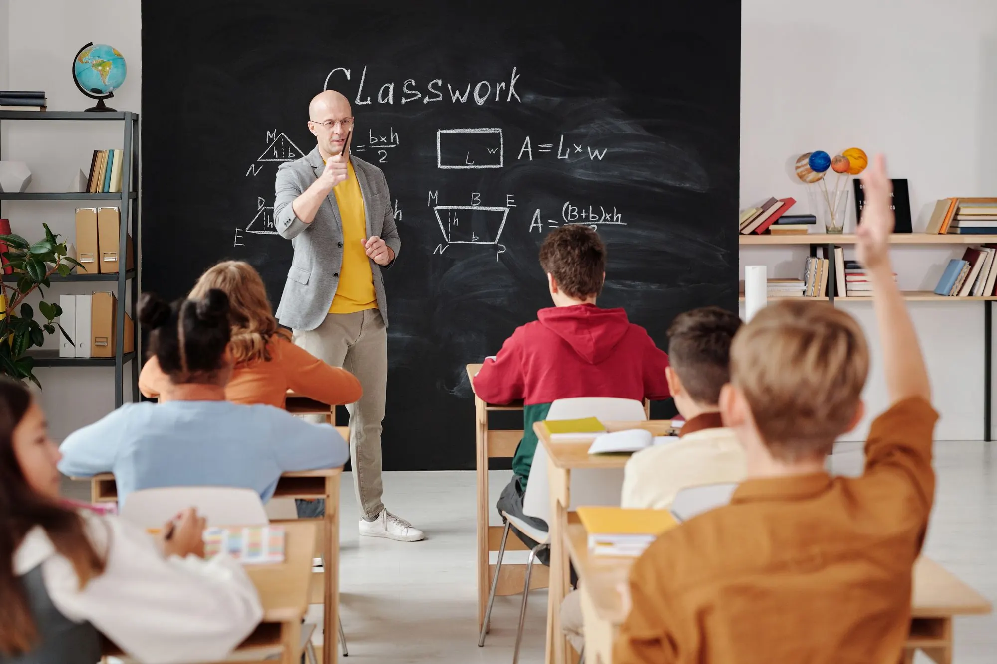 Professor conduzindo aula com estudantes